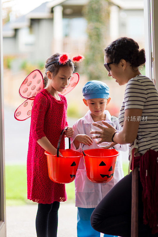 两个孩子在万圣节的服装trick or treating